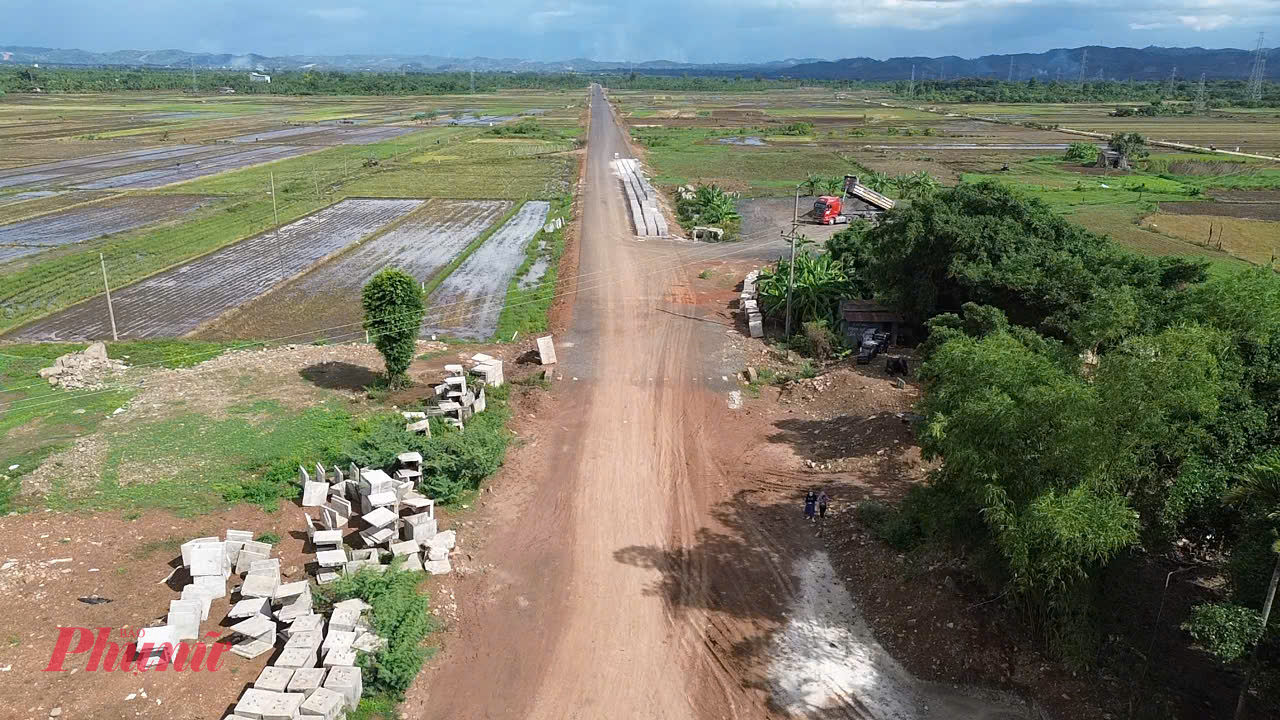 Công trình nói trên do Ban Quản lý dự án đầu tư xây dựng công trình giao thông và nông nghiệp phát triển nông thôn tỉnh Đắk Lắk (gọi tắt Ban A) làm chủ đầu tư, khởi công năm 2020.