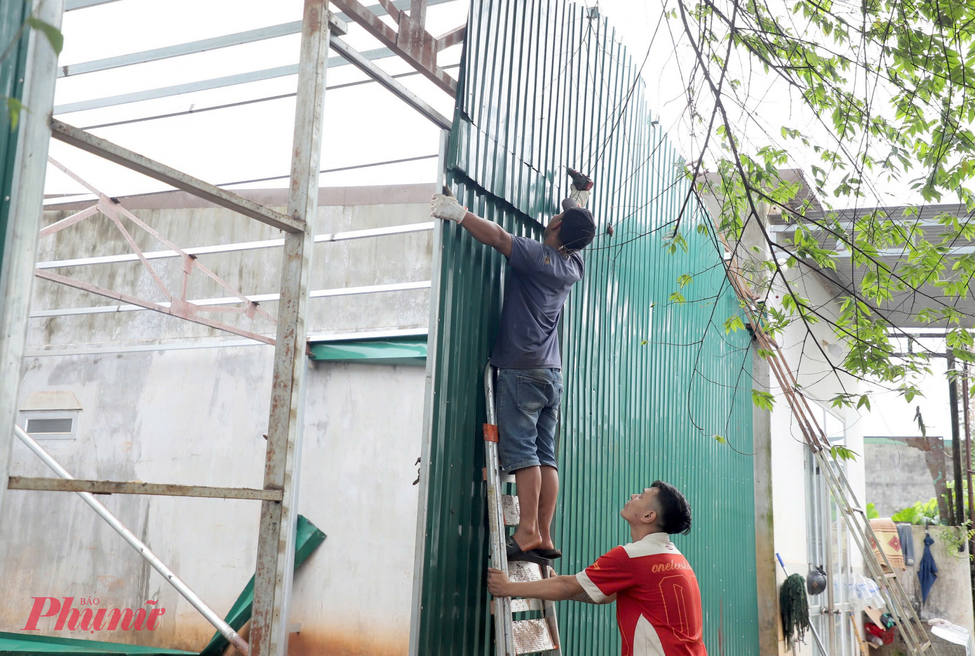 Người dân tự giác tháo dỡ đồ đạc để bàn giao mặt bằng phục vụ thi công dự án.