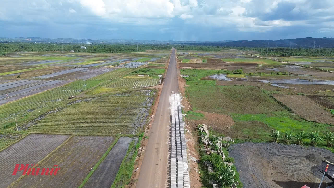 Thế nhưng, sau đó, dự án vẫn vướng mặt bằng nên không thể hoàn thành theo tiến độ đã được gia hạn. Trên cơ sở kiến nghị của chủ đầu tư, Bộ Xây dựng đã có văn bản chấp thuận chủ trương điều chỉnh thời gian thực hiện hợp đồng đến ngày 31/12/2025 đối với các gói thầu số 03 và 04 thuộc dự án.   