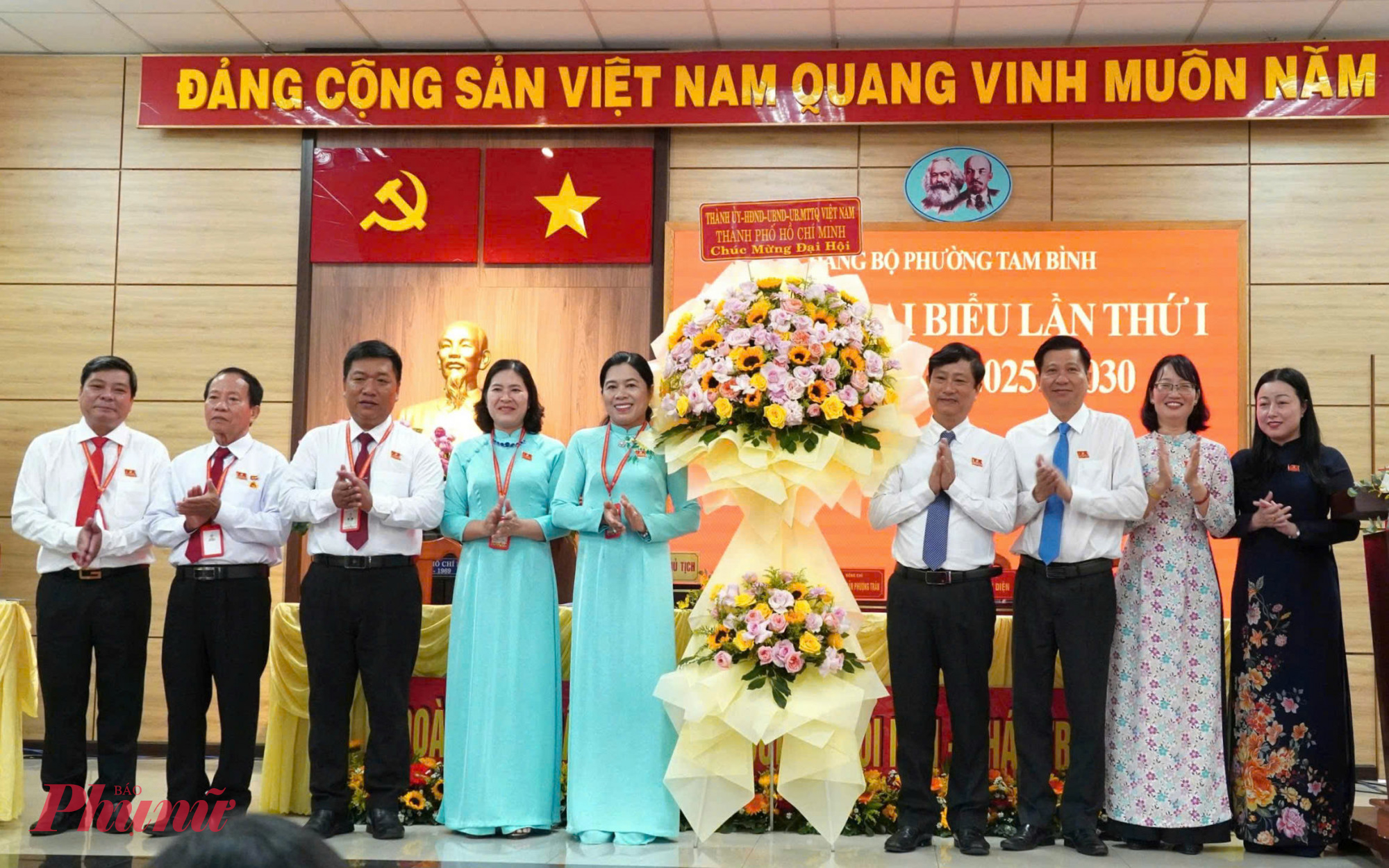 Lãnh đạo TPHCM tặng hoa chúc mừng Đại hội 