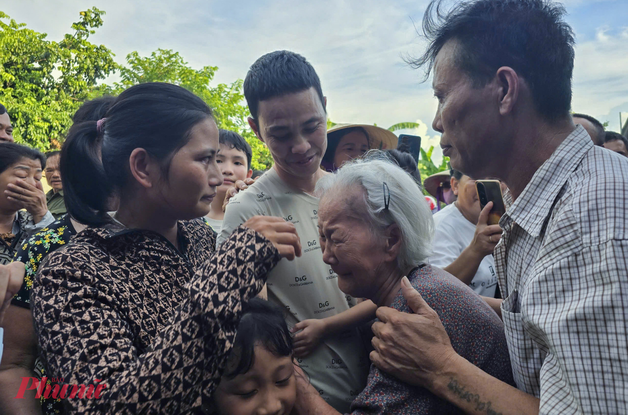 Mẹ anh Thành khóc khi gặp lại con trai