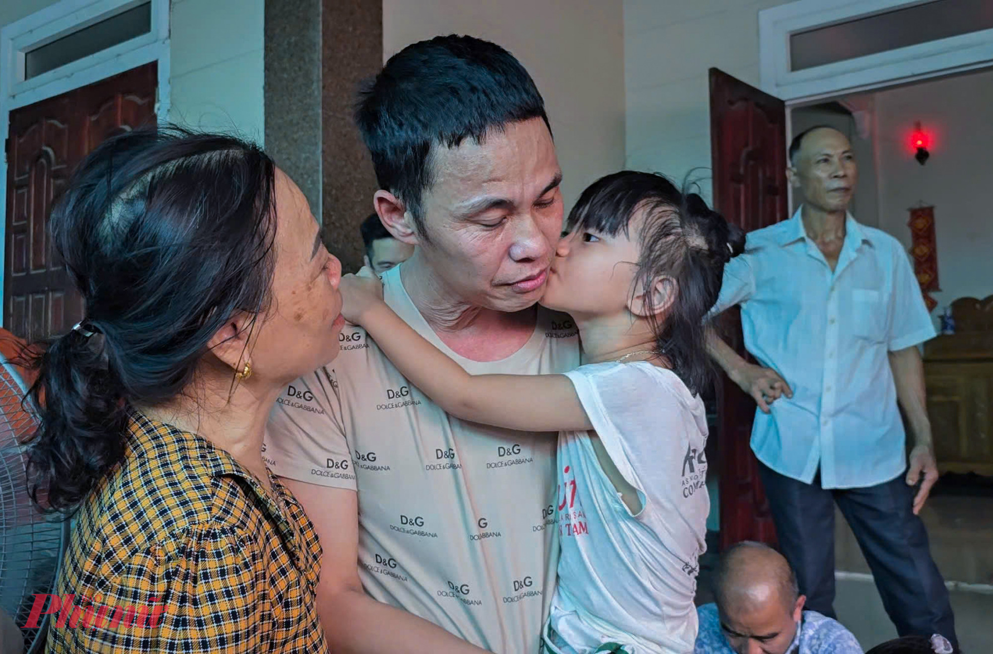 Con gái anh Thành ôm lấy cha không chịu buông sau nhiều ngày gặp lại