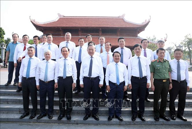 Tổng Bí thư Tô Lâm và các đại biểu dâng hương tại Khu tưởng niệm Chủ tịch Hồ Chí Minh và các vị tiền bối cách mạng, xã Tân Trào, tỉnh Tuyên Quang. Ảnh: Thống Nhất/TTXVN