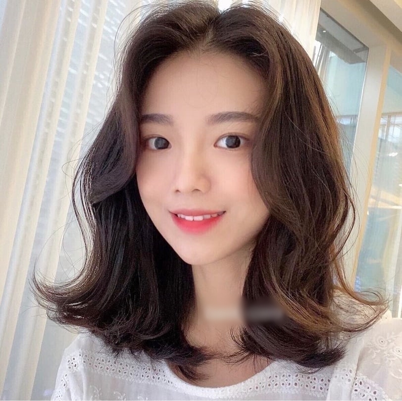 Mái uốn chữ S: Đây là lựa chọn phù hợp cho những cô nàng có gương mặt  dài, gò má cao, mặt vuông hoặc tròn. Mái tạo độ xoăn nhẹ hướng ra ngoài giúp tăng cảm giác dày và có chiều sâu cho tóc ngắn. Nếu kết hợp nhuần nhuyễn với tóc xoăn hoặc đuôi hơi uốn, phần trán thêm đầy đặn, hai bên ôm lấy gương mặt, tạo cảm giác gương mặt nhỏ hơn và hài hòa hơn.