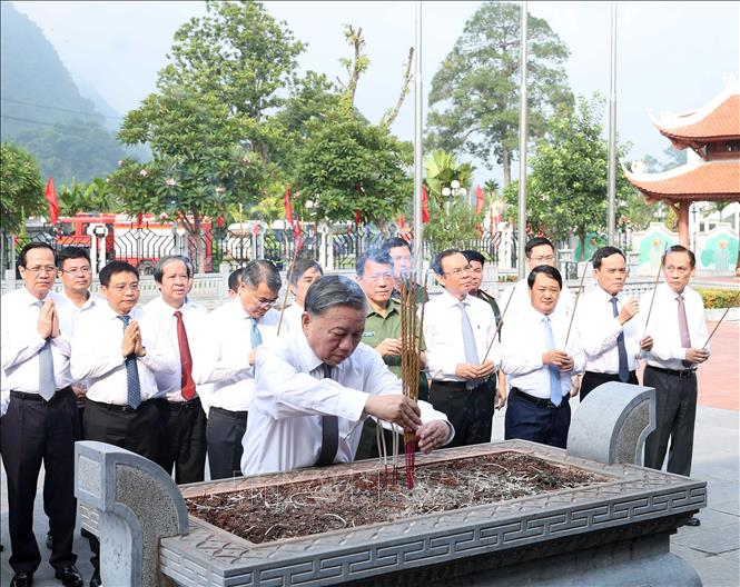 Tổng Bí thư Tô Lâm và các đại biểu dâng hương tại Khu tưởng niệm Chủ tịch Hồ Chí Minh và các vị tiền bối cách mạng, xã Tân Trào, tỉnh Tuyên Quang. Ảnh: Thống Nhất/TTXVN