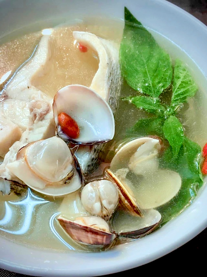 Canh cá vược là món ăn được yêu thích ở Đài Loan. Nước dùng trong, ngọt thanh được nấu từ cá vược tươi, gừng tươi và hành lá. Thịt cá mềm và ngọt, tươi ngon. Canh này ăn cùng với cơm trắng. Địa chỉ: Quán Superman, số 349, đoạn 1, đường Bắc Tân, quận Tân Điểm - Ảnh: Superman
