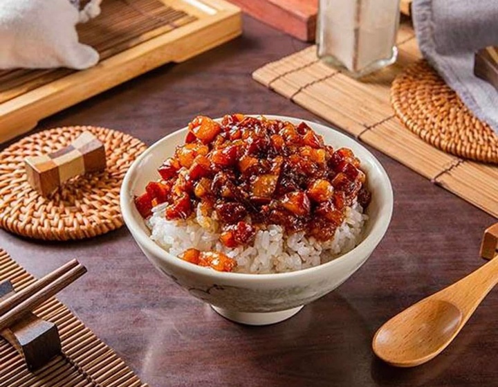 Cơm thịt heo kho là sự kết hợp của cơm dẻo và thịt heo kho mềm đậm chất Đài Loan. Nước sốt kho thịt làm từ nước tương với nhiều loại gia vị, tạo nên màu sắc và vị độc đáo, rất khác với món thịt kho thông thường. Địa chỉ: Quán Da One Gone Lamb, số  2, ngõ 112, đường Tư Duy, quận Bản Kiều - Ảnh: Da One Gone Lamb