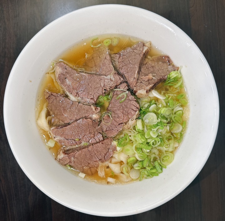 Mì bò có nước dùng vàng ươm, thơm phức được ninh từ xương bò. Những sợi mì dai dai cùng lát ức bò dày, mềm,  dai, thêm chút hành lá thái nhỏ tạo nên bữa ăn đáng nhớ. Địa chỉ: Quán mì bò Tsai Chia, số 12, hẻm 16, ngõ 153, đoạn 3, đường Tú Lãng, quận Trung Hòa - Ảnh: Mì bò Tsai Chia
