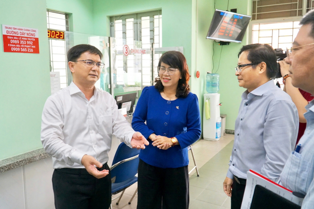 Phó chủ tịch UBND TPHCM Nguyễn Mạnh Cường (bìa trái) khảo sát thực tế hoạt động tại Trung tâm Phục vụ hành chính công, chính quyền số phường Tân Sơn Hòa