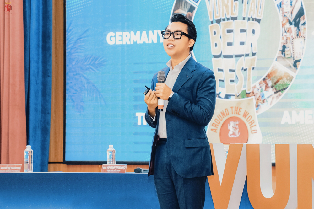 Lê Hoài Việt phát biểu tại một buổi họp báo