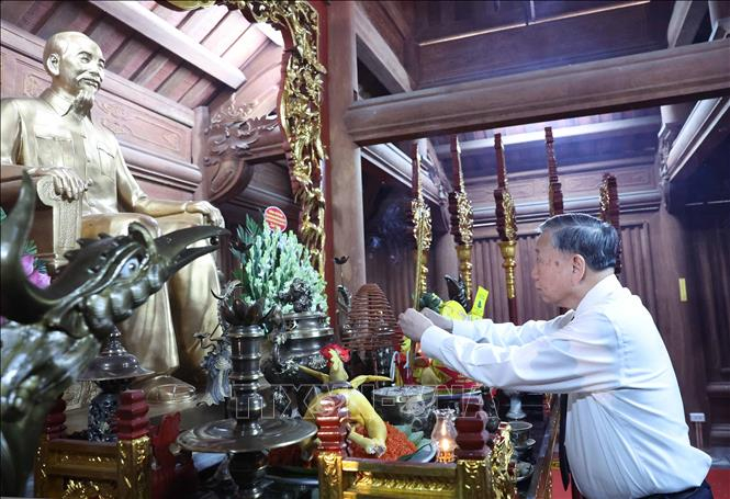 Tổng Bí thư Tô Lâm dâng hương tưởng niệm Chủ tịch Hồ Chí Minh. Ảnh: Thống Nhất/TTXVN