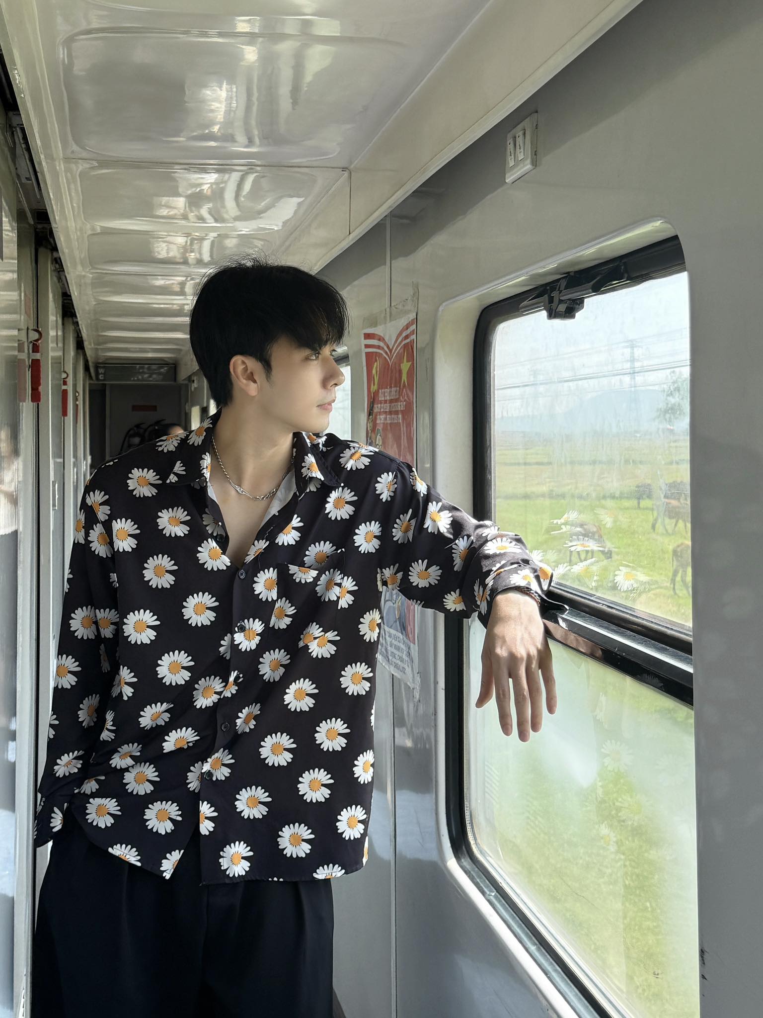 Khi nhận lời mời tham gia Anh trai say hi, diễn viên Hải Nam xem đây là cơ hội lớn để bản thân học hỏi. Anh cùng từng phát hành ca khúc Chỉ vì quá thương em, nhận được tín hiệu khá tích cực từ khán giả. 