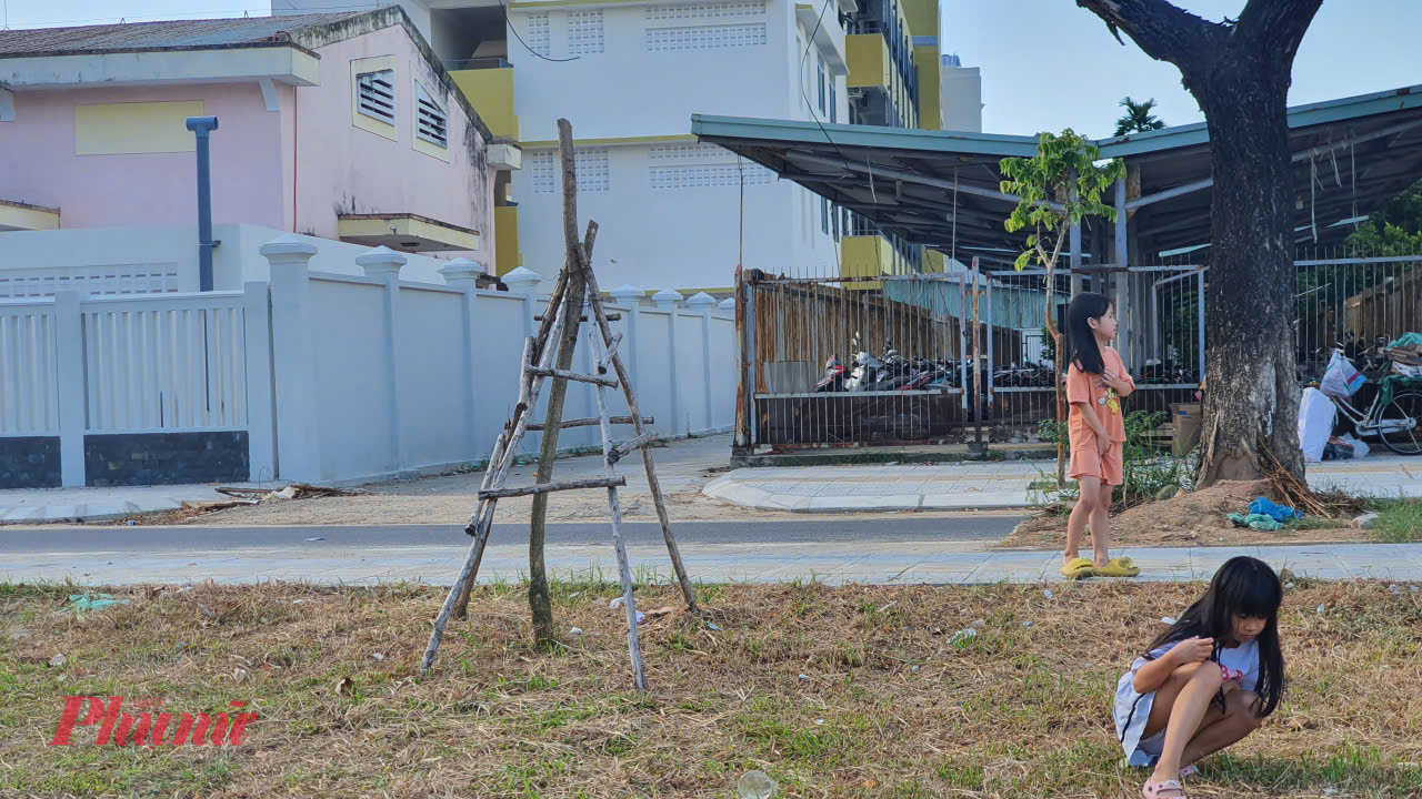 Người dân tại khu vực Hòa Thọ Đông (phường Cẩm Lệ, TP Đà Nẵng) rất bức xúc khi dự án công viên xung quanh hồ điều tiết thuộc khu dân cư Phong Bắc 2 được nhà nước đầu tư tiền tỉ nhưng chất lượng cây xanh có vấn đề.