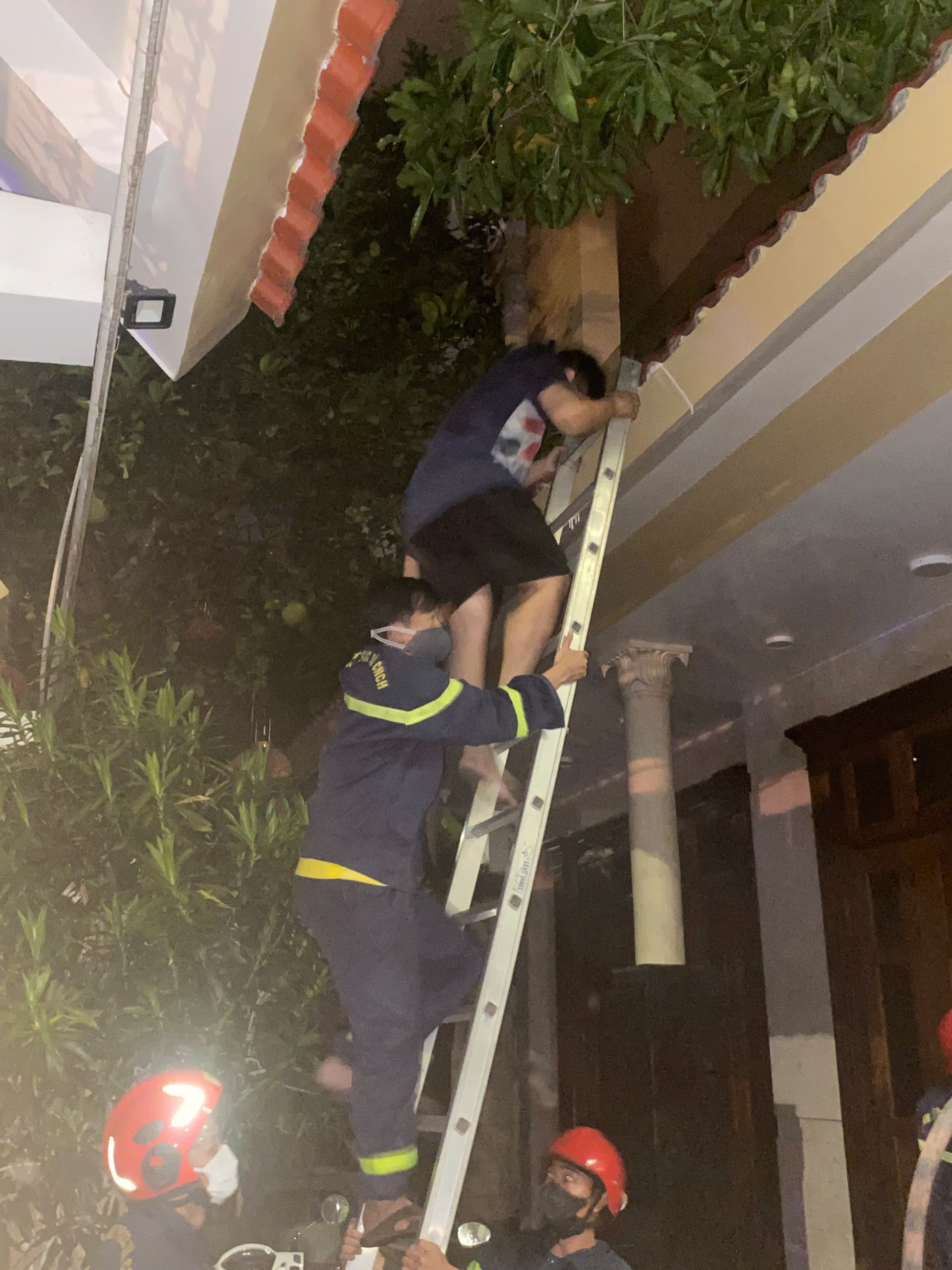 Lực lượng Cảnh sát PCCC&TKCN Công an TP Đà Nẵng tiếp cận hiện trường cứu 5 người thoát khỏi đám cháy_Ảnh: Cảnh sát PCCC&CNCH 
