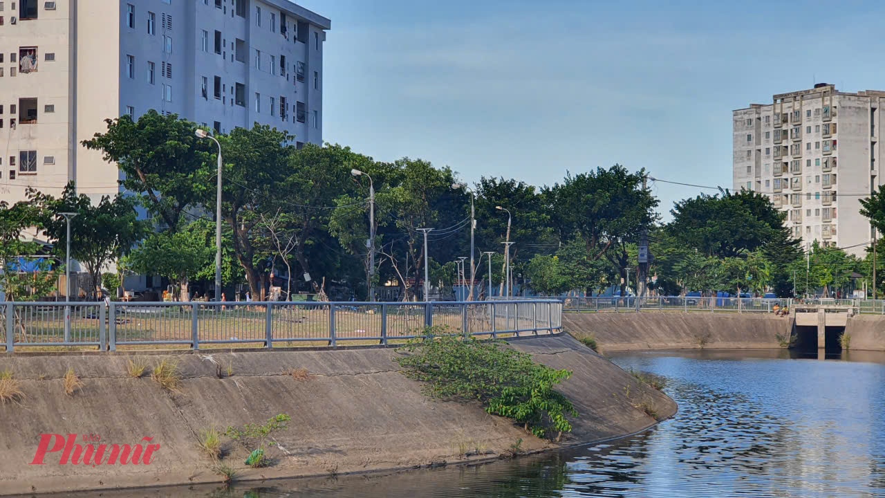 Anh Lưu Hoàng Anh, người dân ở khu vực cho hay: Khu công viên này nằm bên cạnh hàng loạt chung cư, trường học, là nơi để điều hoà không khí nhưng chất lượng cây cối, cảnh quan như thế này là không ổn.