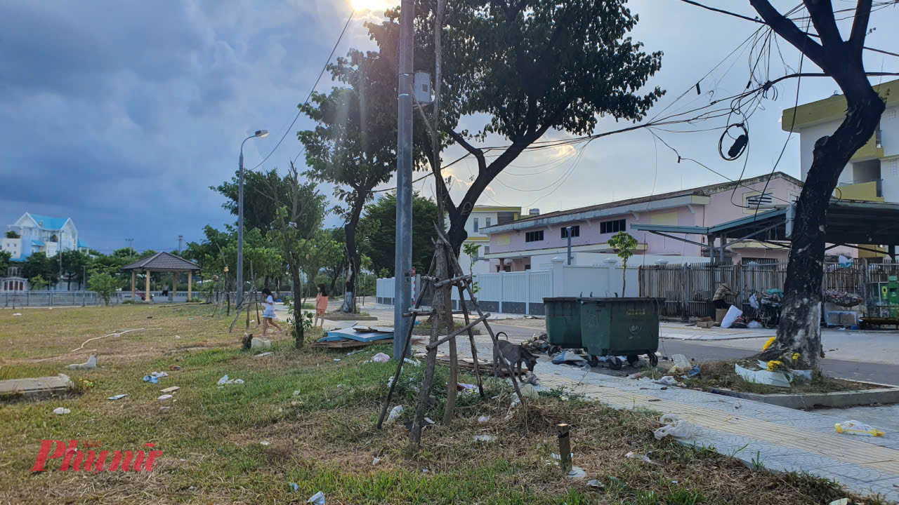 Rác thải bị vứt ngổn ngang