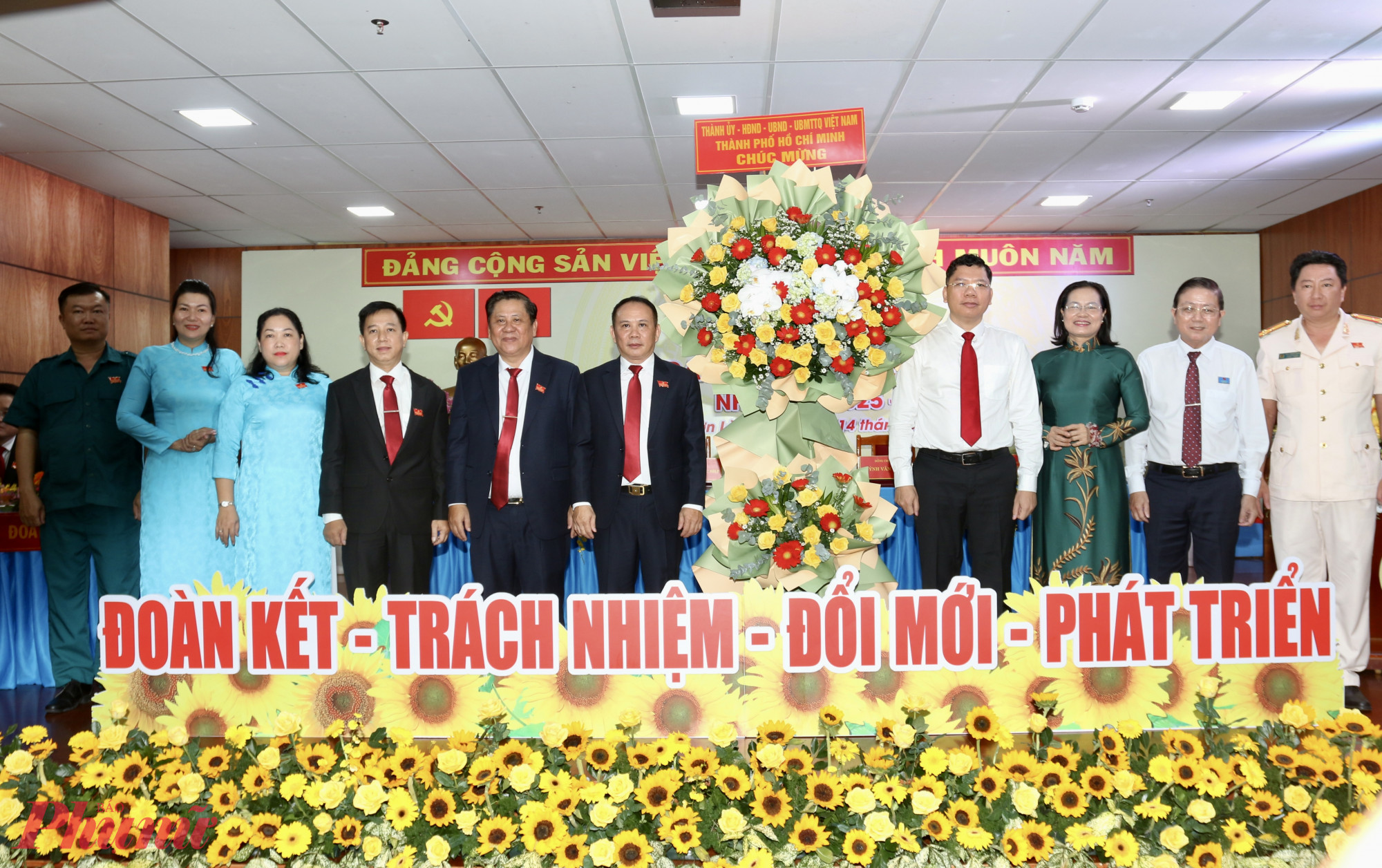 Lãnh đạo TPHCM tăng hoa chúc mừng Đại hội Đại biểu Đảng bộ phường Vườn Lài - Ảnh: Thanh Tâm