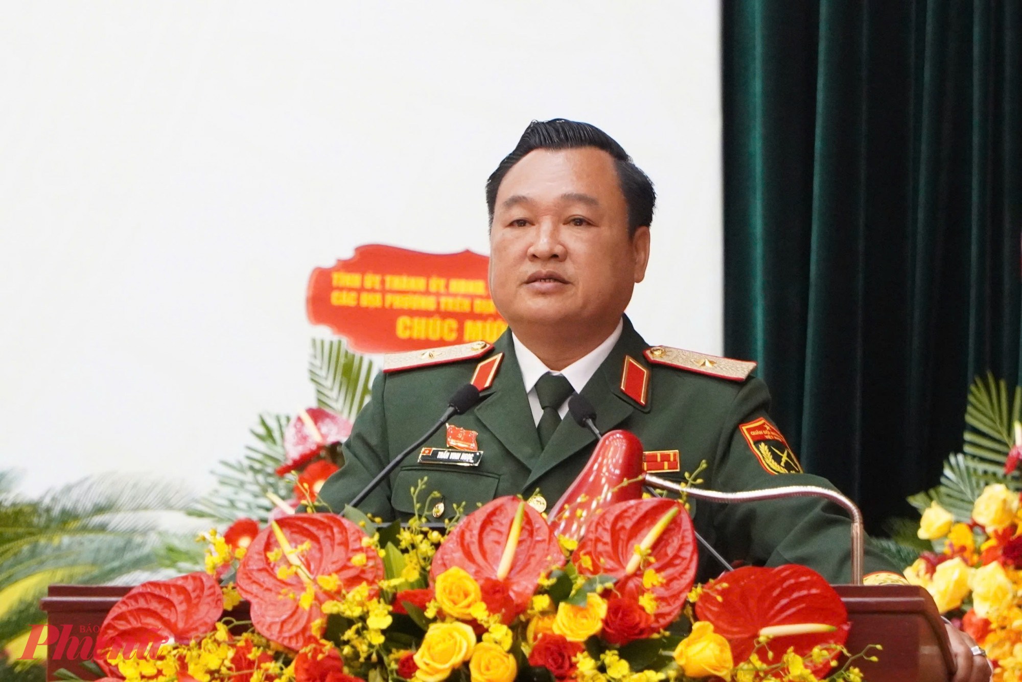 Thiếu tướng Trần Vinh Ngọc, Chính ủy Quân khu 7 phát biểu khai mạc đại hội - Ảnh: Thanh Tâm