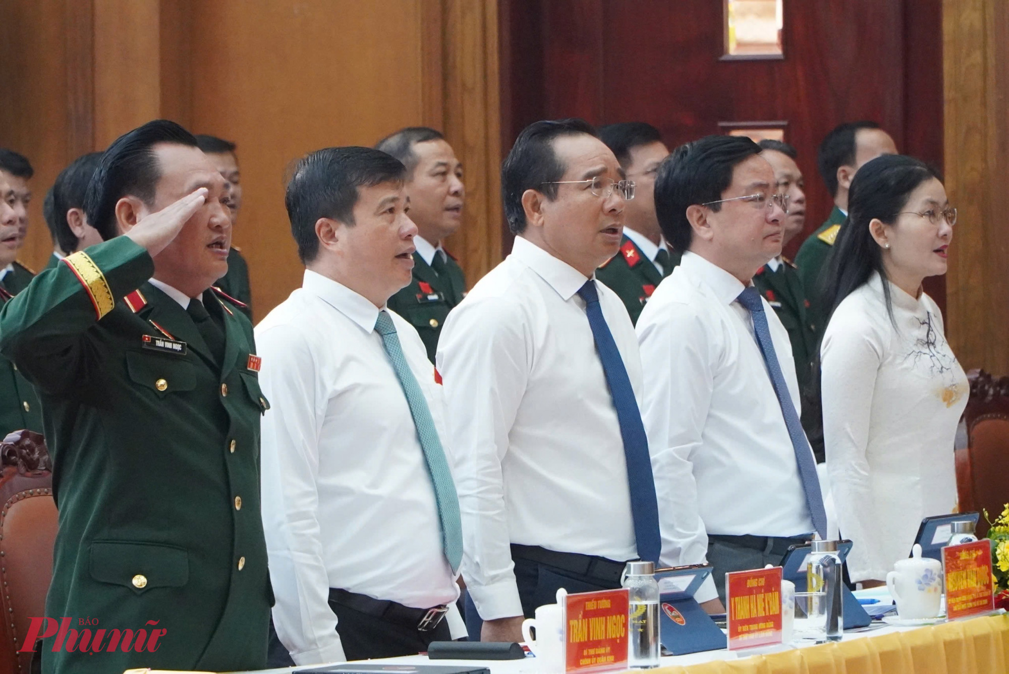 Các đại biểu tham dự Đại hội đại biểu Đảng bộ Quân khu 7 thực hiện nghi thức chào cờ - Ảnh: Thanh Tâm