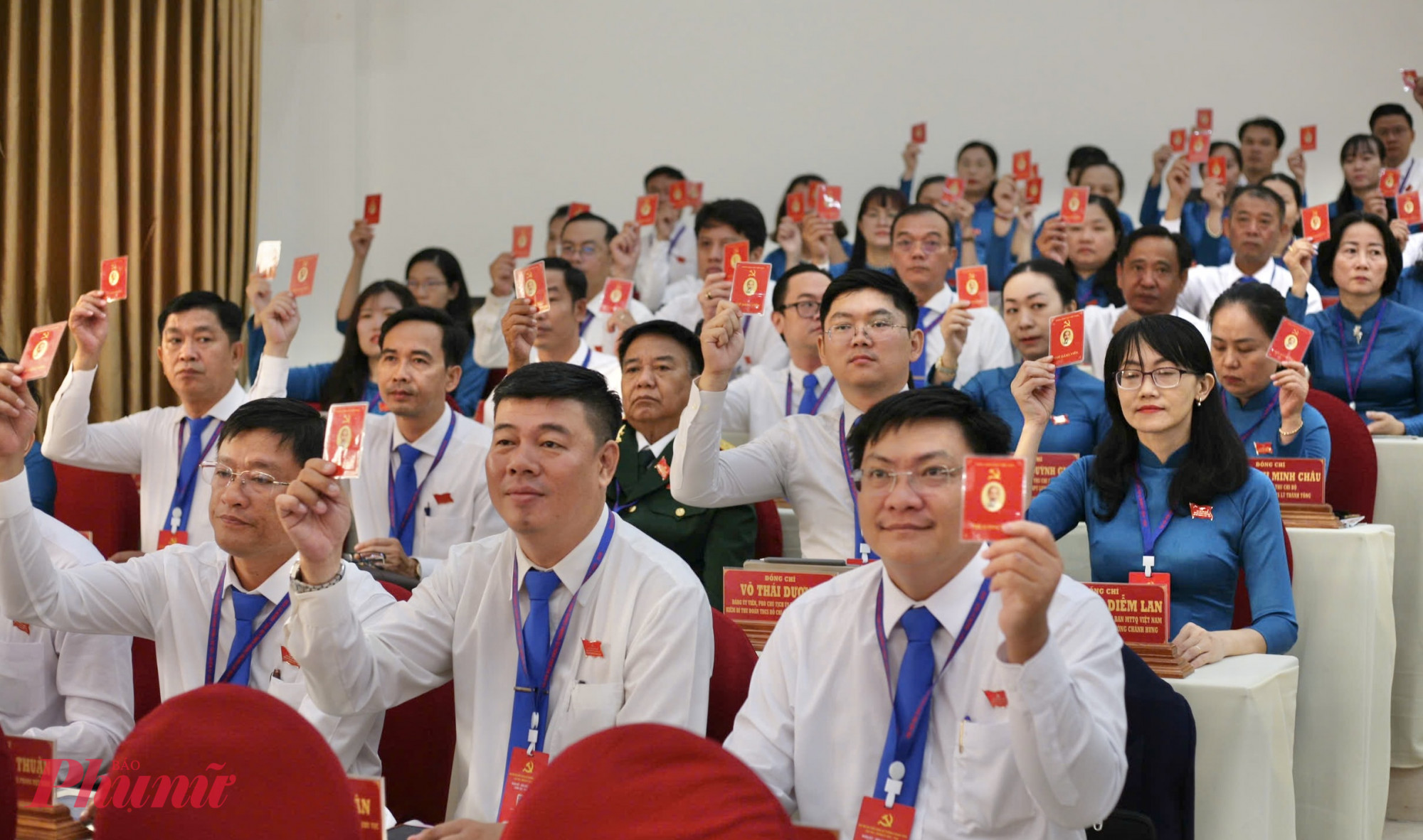 Đại biểu biểu quyết chỉ tiêu Nghị quyết Đại hội đại biểu Đảng bộ phường Chánh Hưng lần thứ I nhiệm kỳ 2025-2030 - Ảnh: Thanh Tâm