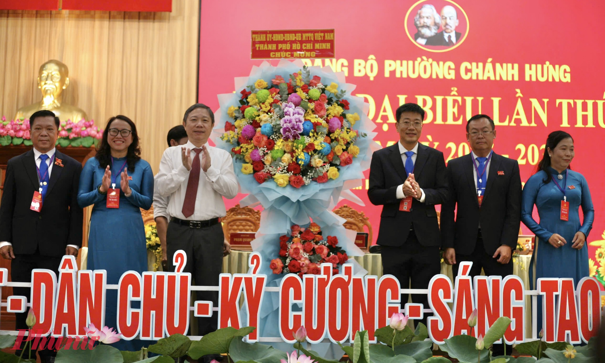 Lãnh đạo TPHCM tặng hoa chúc mừng Đại hội Đại biểu Đảng bộ phường Chánh Hưng - Ảnh: Thanh Tâm