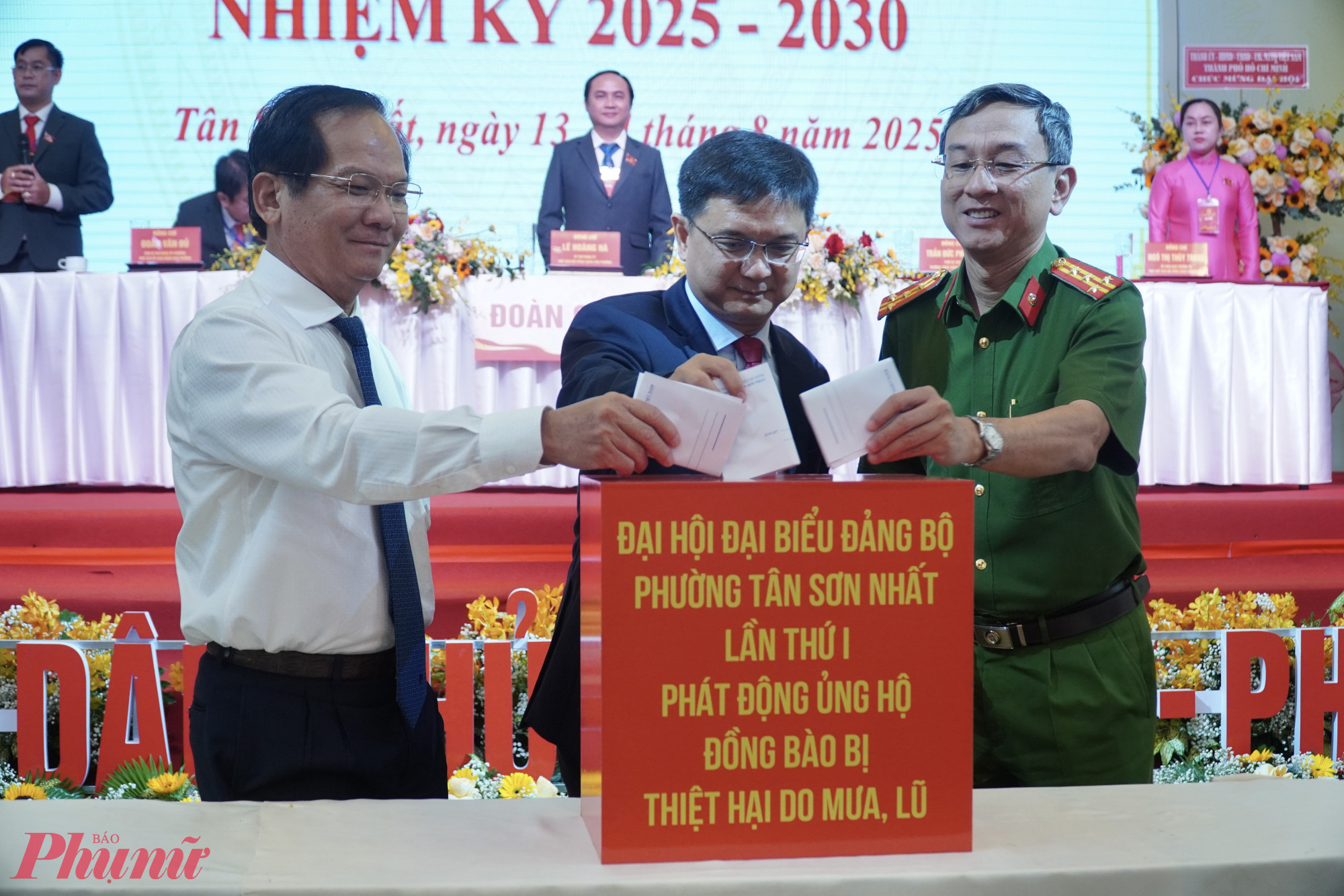 Lãnh đạo TPHCM ủng hộ đồng bào bị thiệt hại do mưa lũ tại Đại hội Đảng bộ phường Tân Sơn Nhất - Ảnh: Thanh Tâm