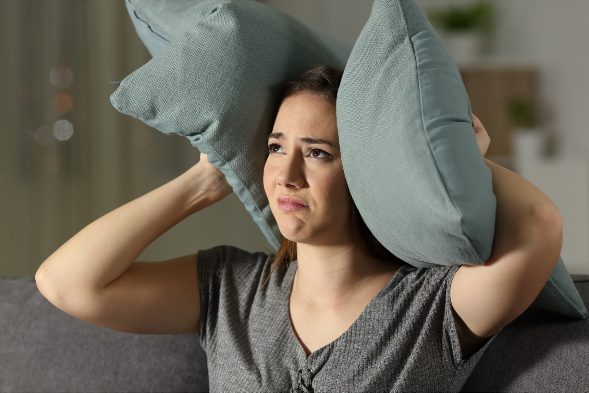 Đối với những người mắc chứng khó ngủ hay rối loạn giấc ngủ thì tiếng ồn ban đêm từ hàng xóm là một cực hình - Ảnh: Canva Pro