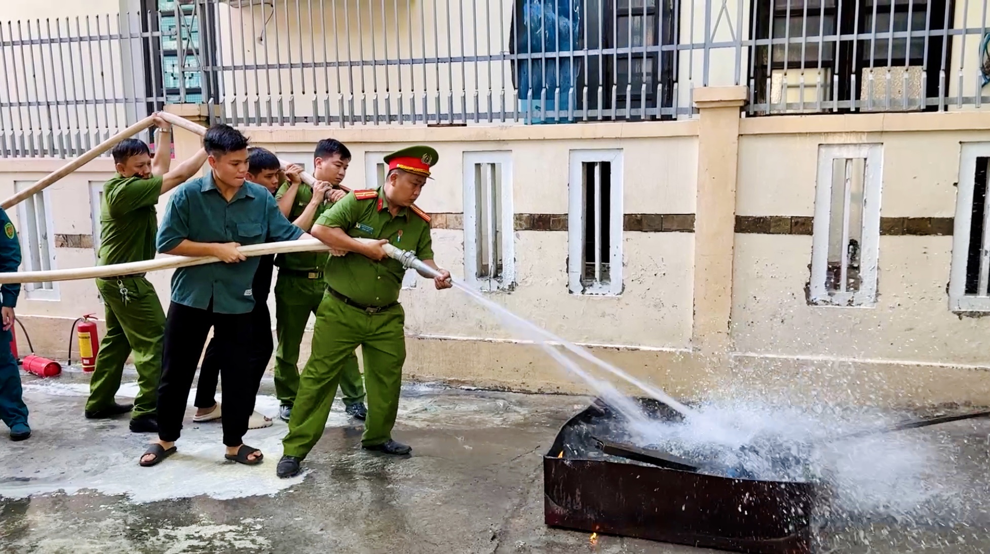 Lực lượng PCCC tập huấn cho người dân sinh sống trong những con hẻm đường Nhật Lệ TP Huế kỹ năng PCCC