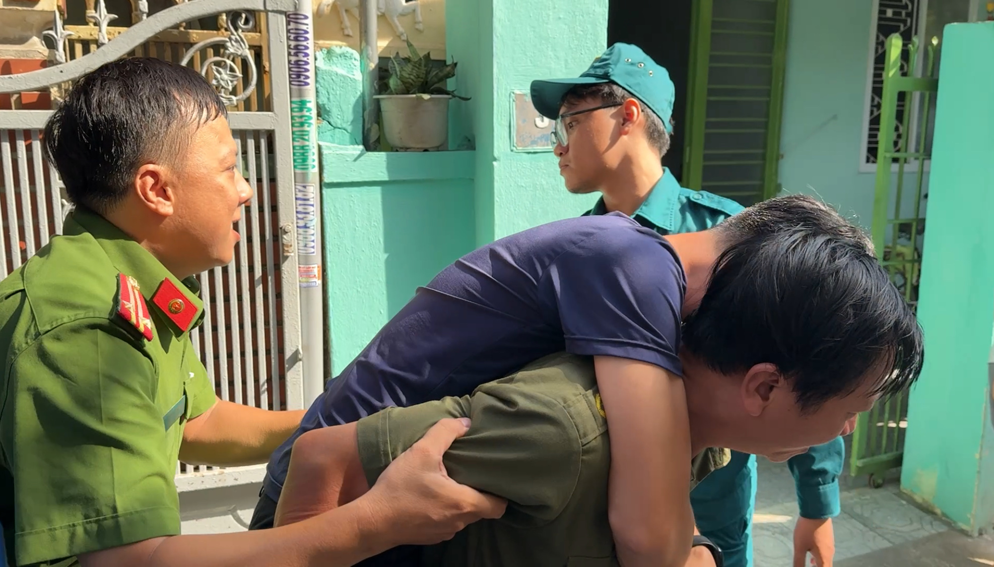 Người dân địa phương cũng được trang bị kỹ năng sơ cứu tạm thời  khi gặp sự cố hỏa hoạng