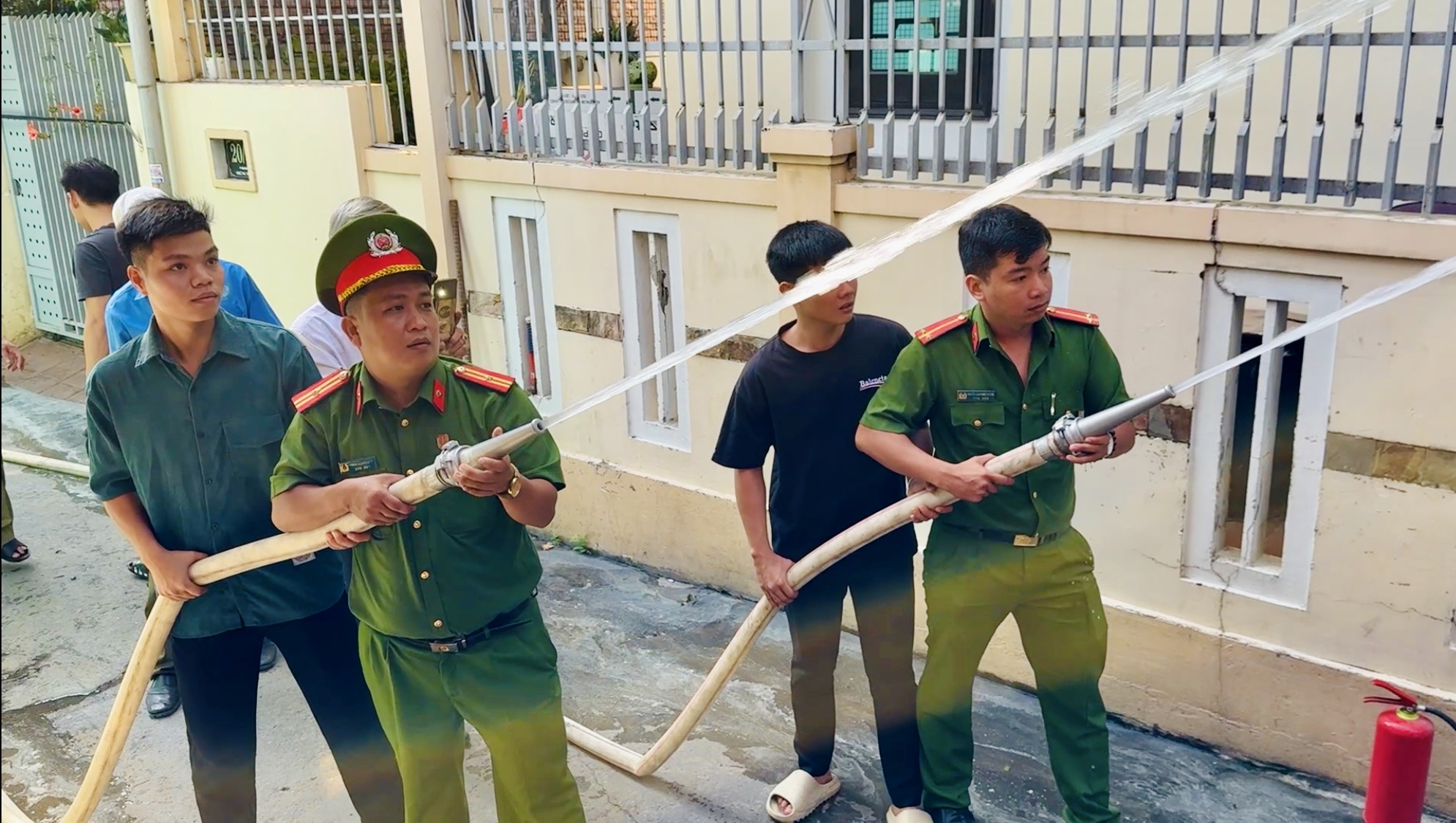 huy động sự vào cuộc của Nhân dân, các hộ gia đình đang sinh sống tại các khu dân cư có địa bàn phức tạp