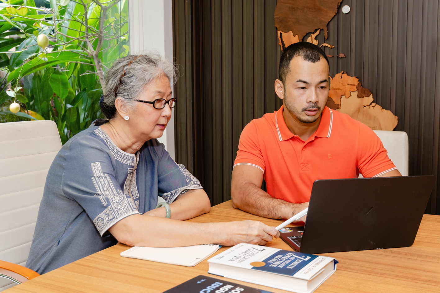 Ở tuổi ngoài 70, bà Thu Hằng vẫn không ngừng cập nhật kiến thức - ẢNH: PHẠM CÔNG