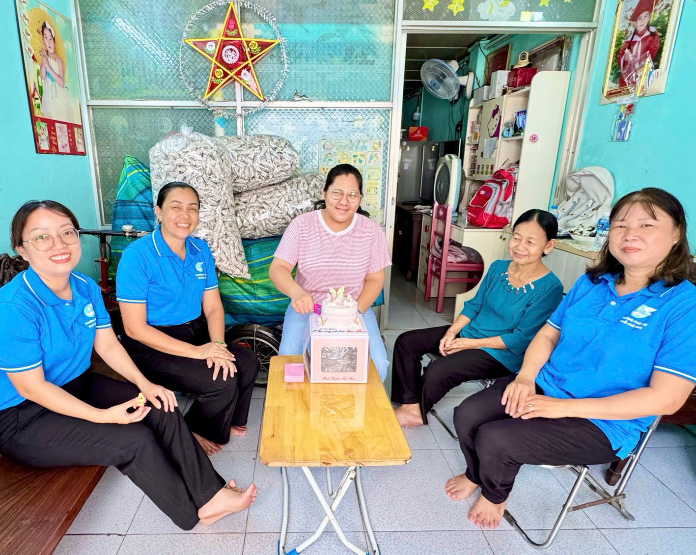 Tâm Như đón sinh nhật đặc biệt bên cạnh các dì, chị là cán bộ Hội LHPN phường Phú Lâm