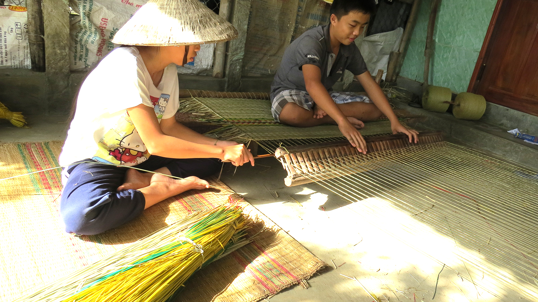 Nghề đan chiếu cói truyền thống bên đầm Ô Loan