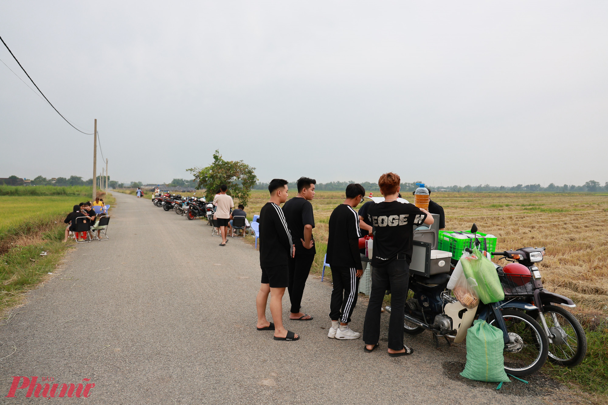  Sự tiện lợi và dân dã này giúp nơi đây nhanh chóng thu hút đông đảo thực khách với nhiều nhóm đối tượng khác nhau.