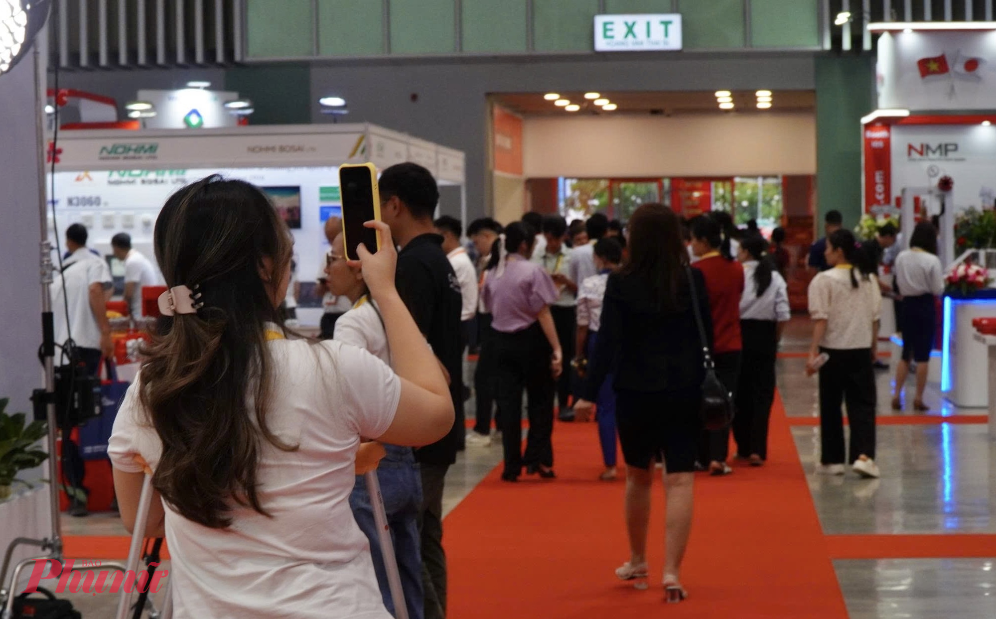 Người dân TPHCM được trực tiếp trải nghiệm các kỹ thuật thoát hiểm, chữa cháy trên phương tiện chuyên dụng tại triển lãm quốc tế PCCC & CNCH - Ảnh: Thanh Tâm