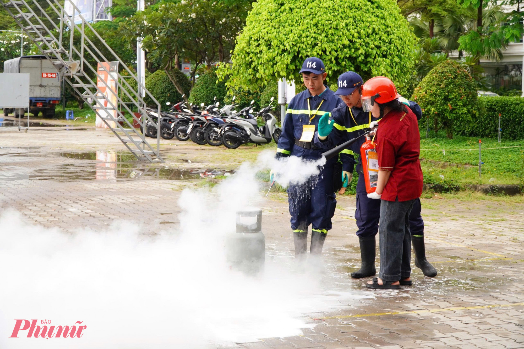 Học sinh hào hứng trải nghiệm dùng bình chữa cháy xách tay dập đám cháy mô phỏng
