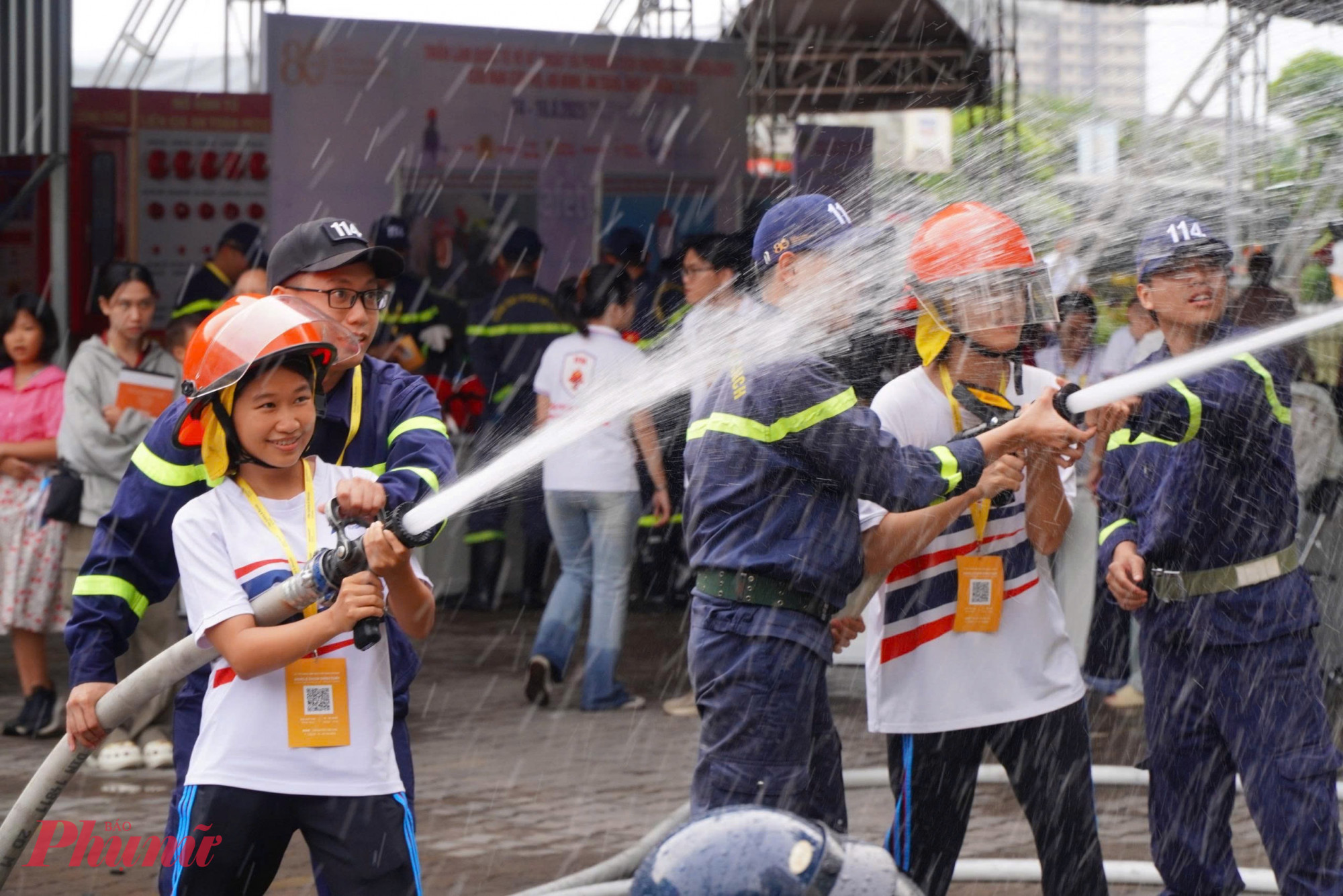 Các bạn sinh viên thích thú tìm hiểu về mô hình huấn luyện đa năng Fireblast.