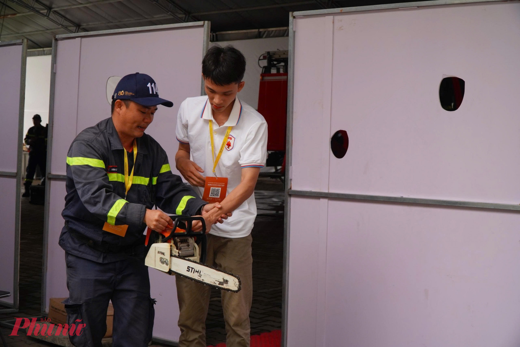 Cảnh sát PCCC hướng dẫn người dân cách sử dụng cưa điện trong trường hợp khẩn cấp - Ảnh: Thanh Tâm
