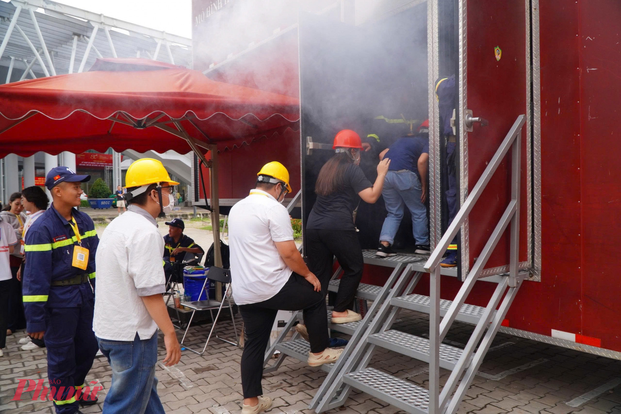 Người dân TPHCM được trực tiếp trải nghiệm các kỹ thuật thoát hiểm, chữa cháy trên phương tiện chuyên dụng tại triển lãm quốc tế PCCC & CNCH - Ảnh: Thanh Tâm