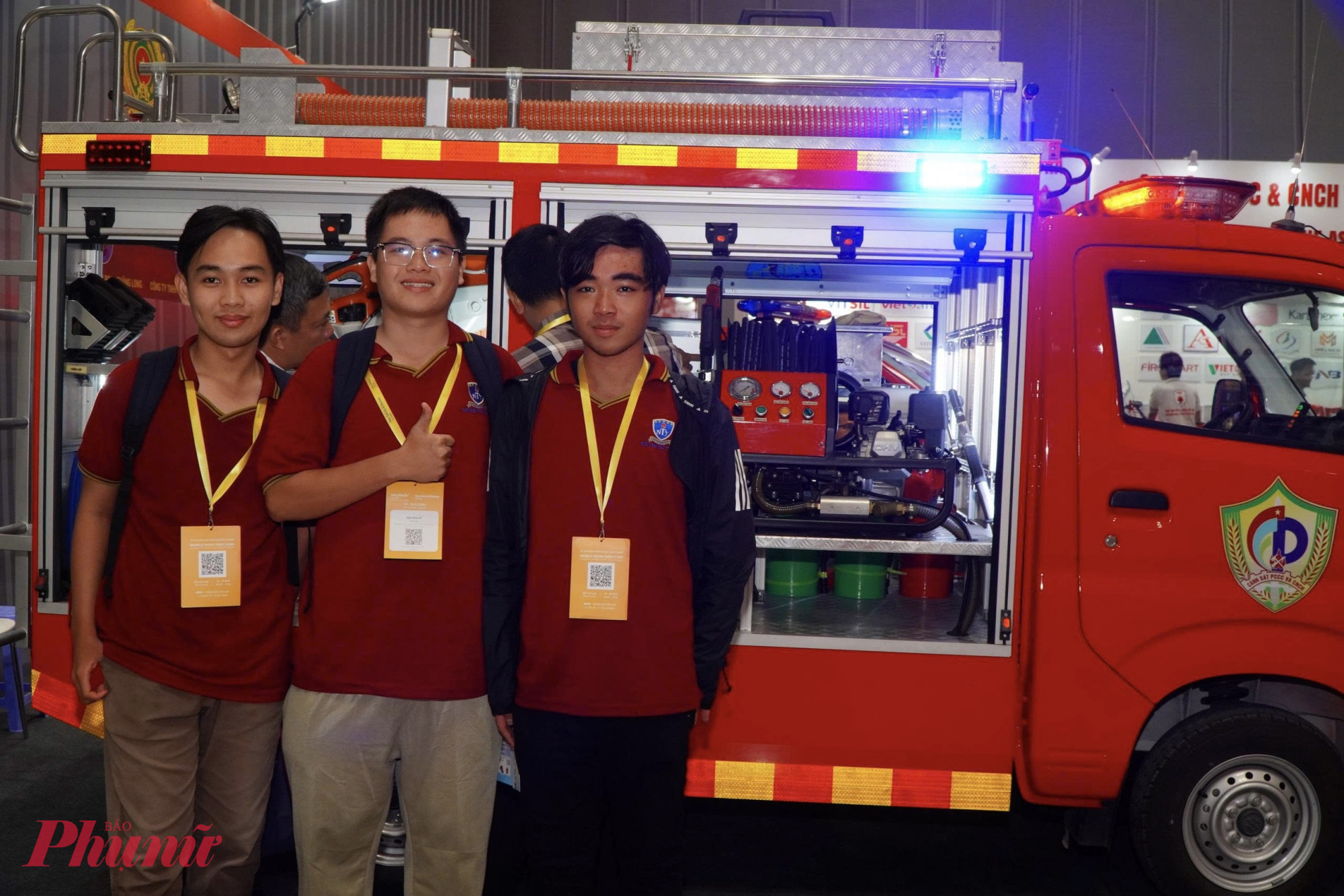 Thiết bị chữa cháy hiện đại thu hút sự chú ý của đông đảo khách tham quan - Ảnh: Thanh Tâm