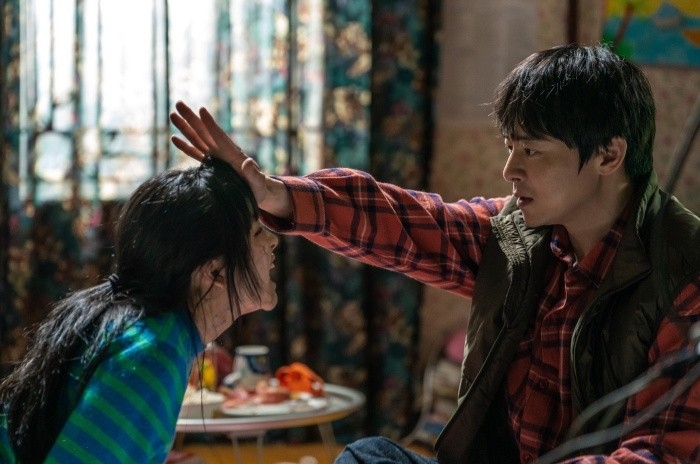 Jung-hwan, do Jo Jung-suk thủ vai, sử dụng kỹ năng thuần hóa thú dữ của mình để huấn luyện cô con gái zombie Soo-ah. Ảnh Yonhap