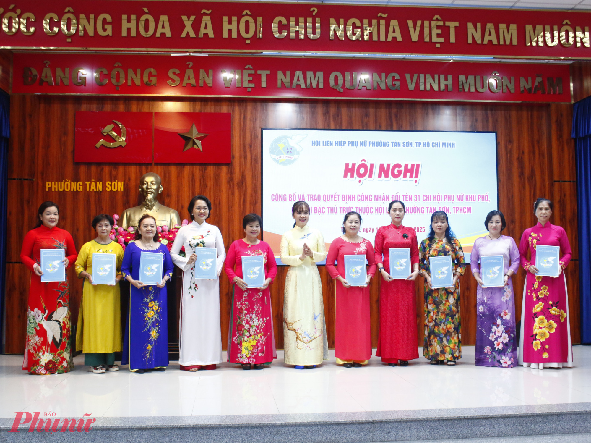 Bà Nguyễn Thị Kim Thanh – Chủ tịch Hội LHPN phường Tân Sơn trao quyết định công nhận 31 chi hội phụ nữ khu phố, chi hội đặc thù