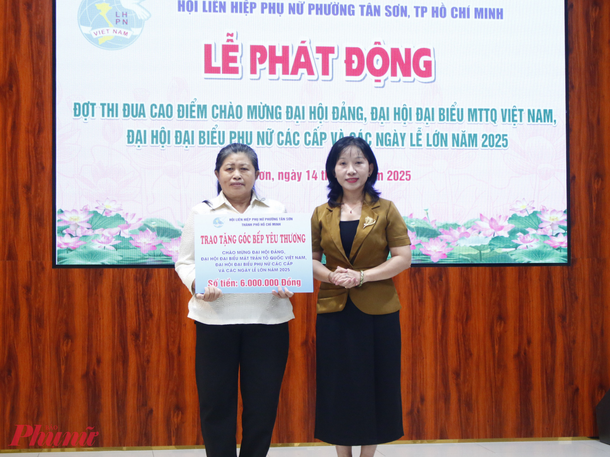 Bà Võ Ngọc Ánh (bìa trái) vui mừng khi nhận được kinh phí hỗ trợ xây dựng lại góc bếp của gia đình