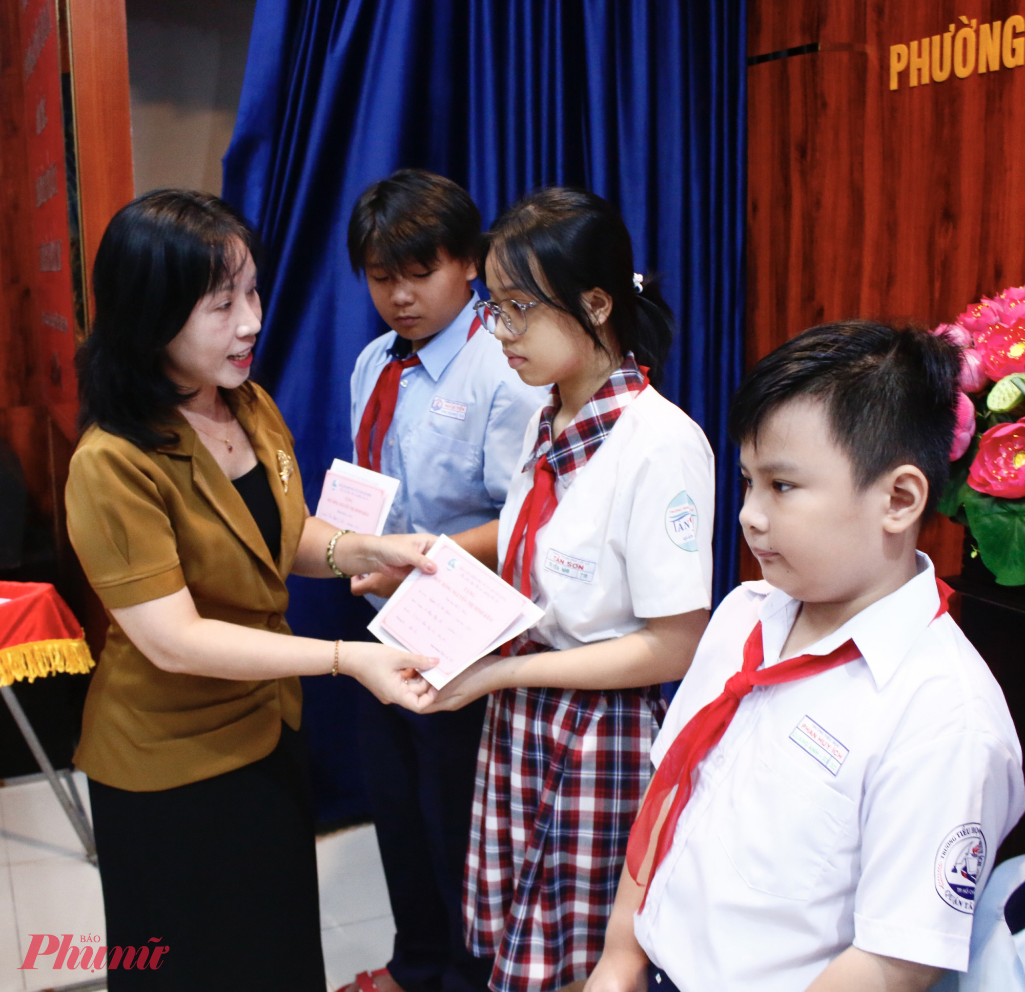 Bà Huỳnh Thị Thúy Phương – Phó chủ tịch Hội LHPN TPHCM trao học bổng đến các em học sinh hiếu học, vượt khó.
