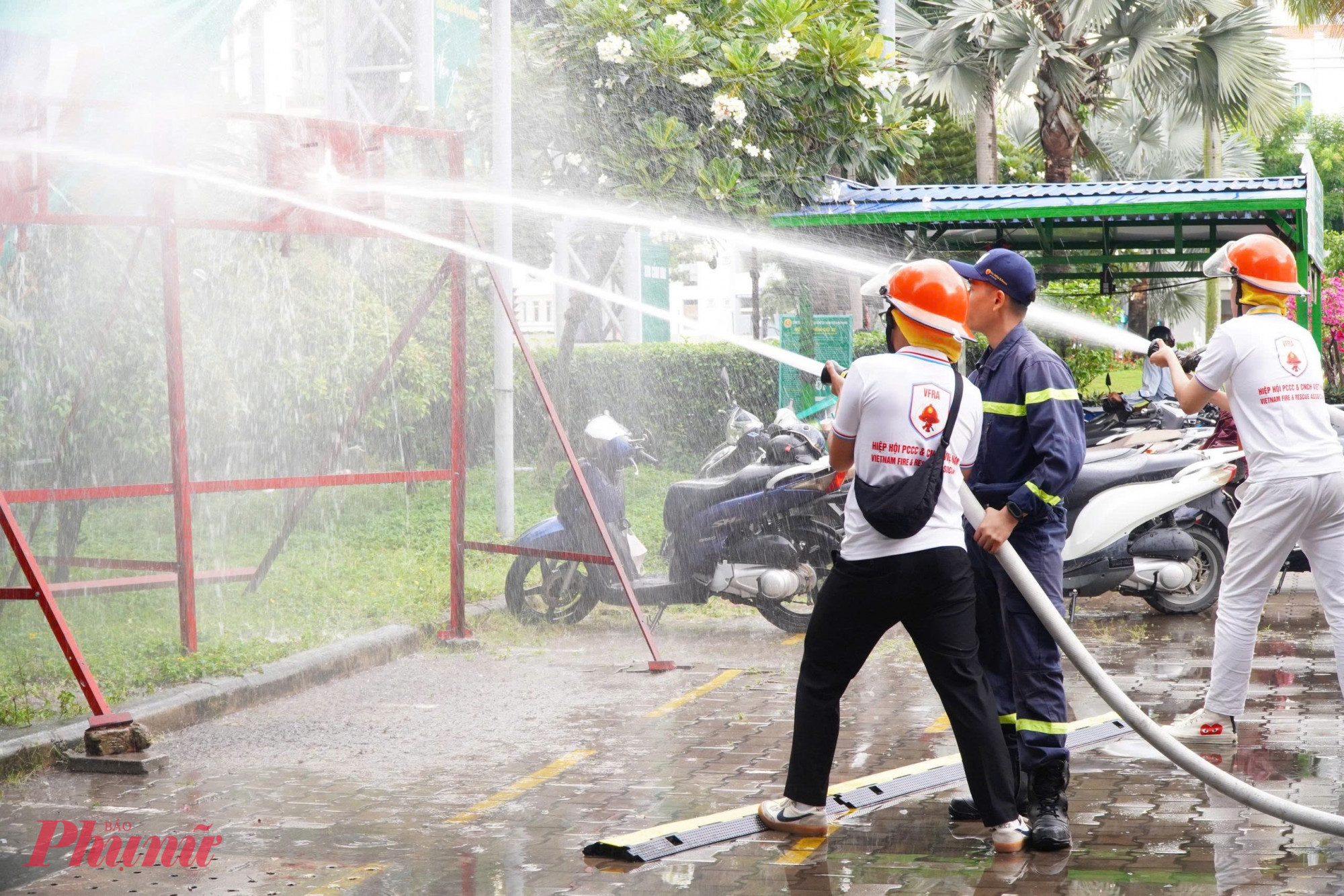 Hàng loạt hoạt động mô phỏng tình huống khẩn cấp được giới thiệu tại FIRE SAFETY & RESCUE VIETNAM 2025, thu hút đông đảo người dân và học sinh, sinh viên - Ảnh: Thanh Tâm