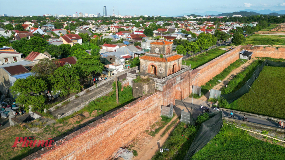 Ngoài ra, một số lô cốt nằm ngay đường dạo bộ trên Thượng Thành hoặc có một phần chồng lấn vào tường thành, vừa gây mất mỹ quan và lâu dài có nguy cơ ảnh hưởng đến tường thành ở vị trí đó