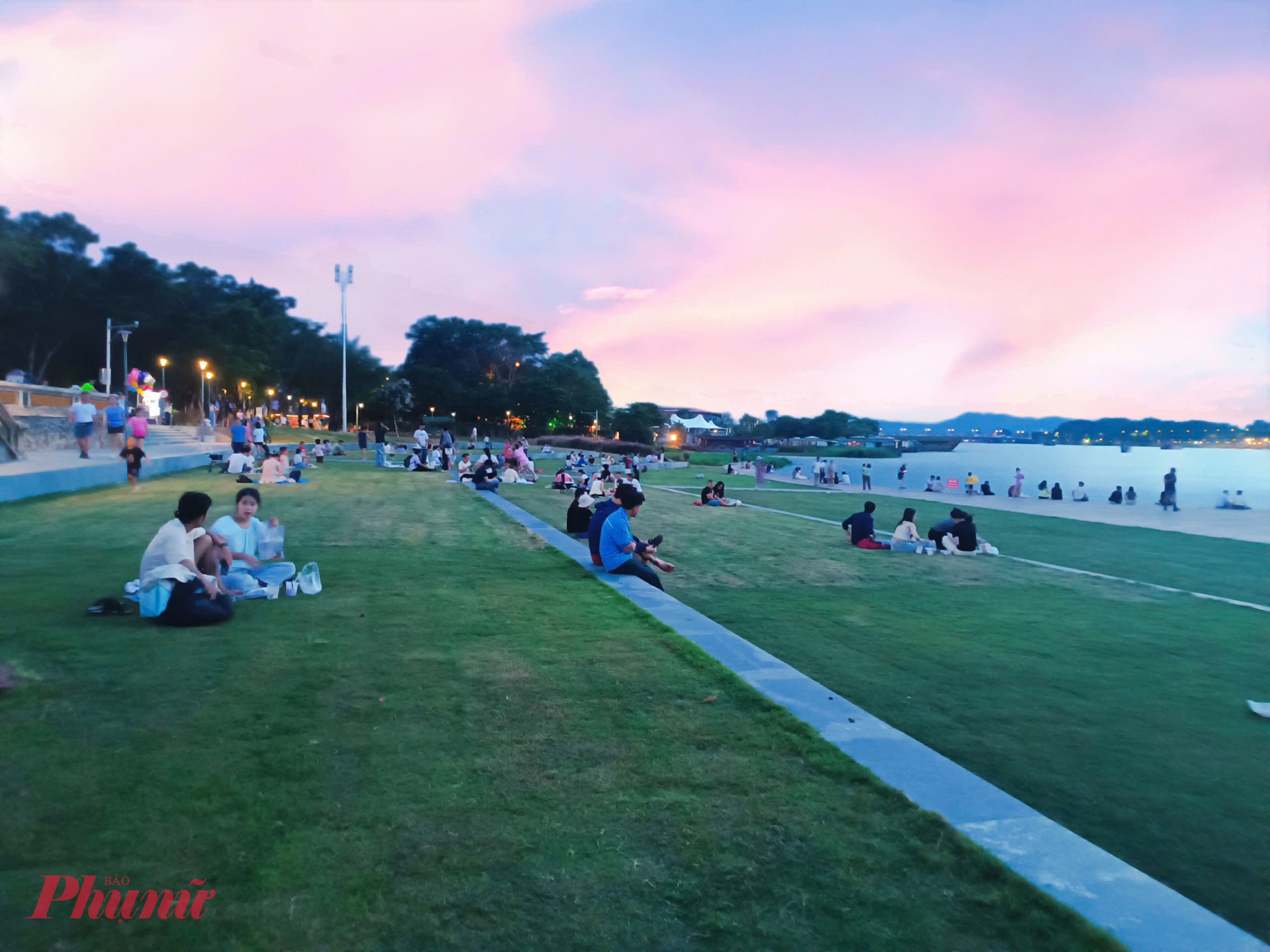Những buổi chiều muộn là thời điểm người dân Huế thường chọn để picnic (ảnh Vũ Hoài)