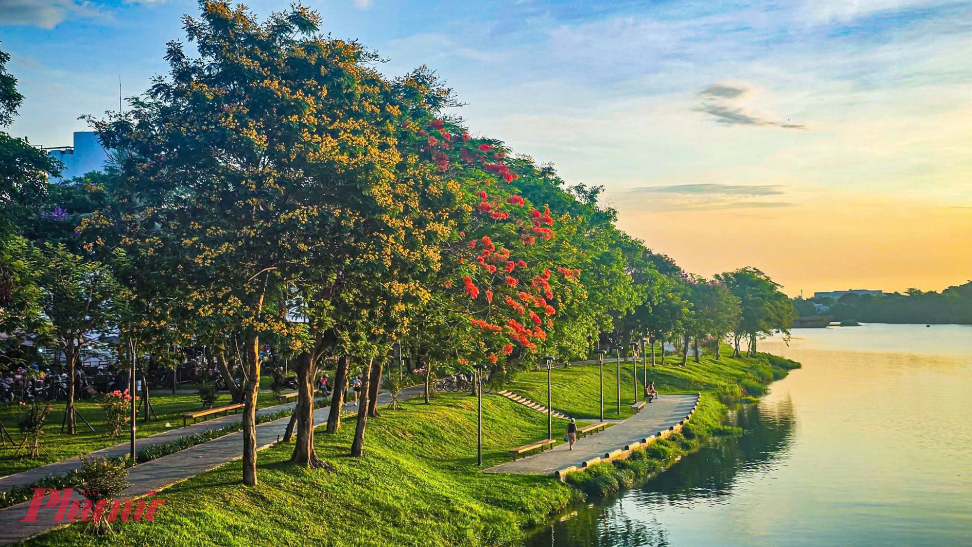 Dọc bờ sông Hương có rất nhiều không gian xanh phù hợp dã ngoại (ảnh Phan Thiên Định)