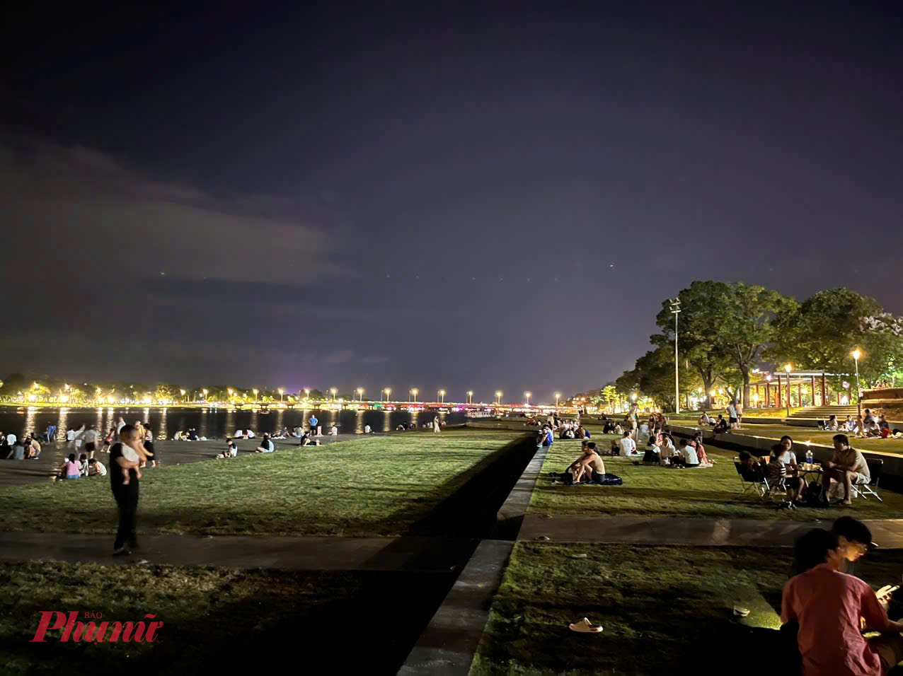 Buổi tối ở phía sau Bia Quốc học, mọi người picnic đông vui (ảnh Vũ Hoài)