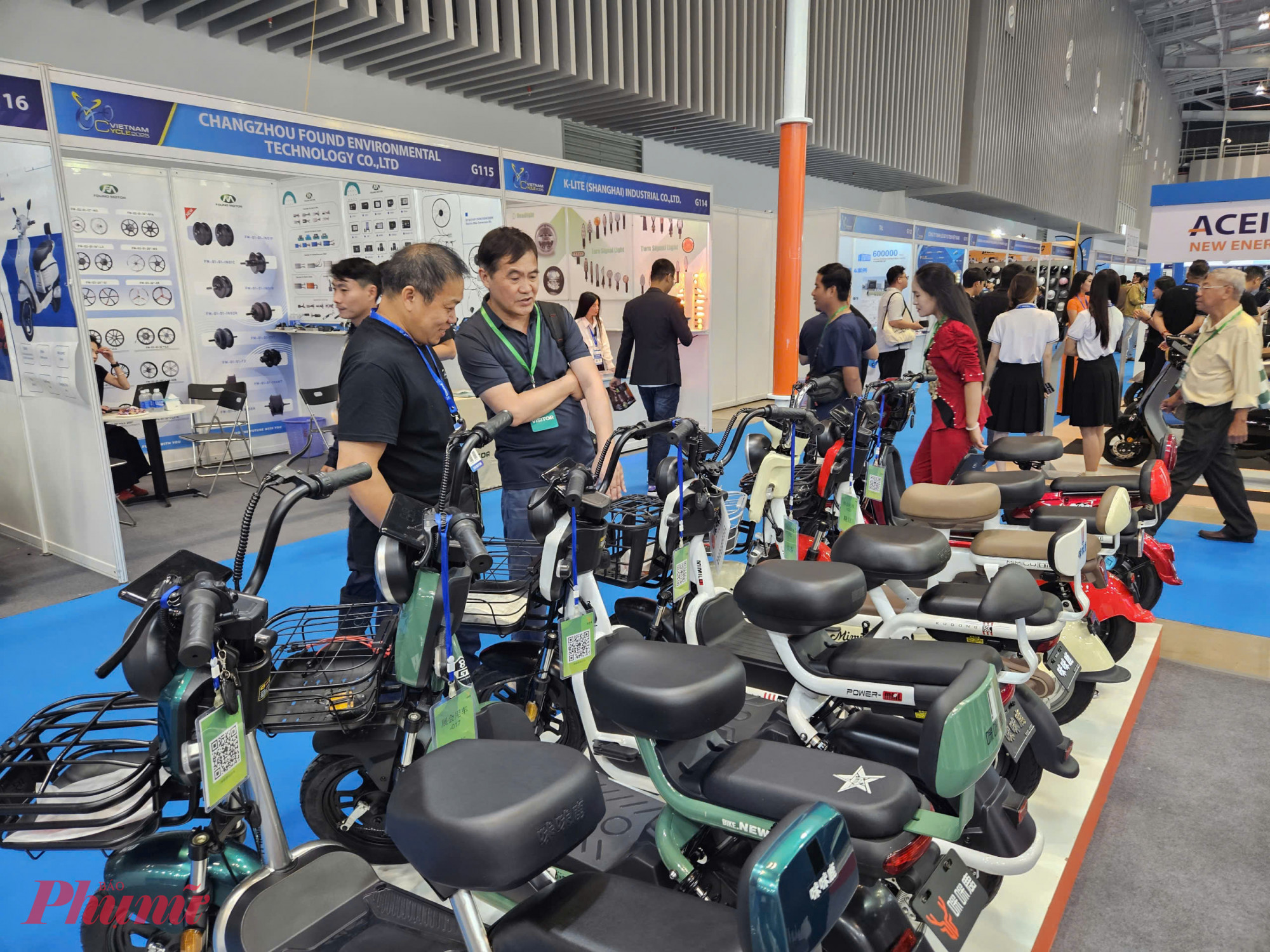 Vietnam Sport Show 2025 vì thế không chỉ là nơi “so găng” công nghệ và giá, mà còn là dịp thực tế để người mua so sánh trực tiếp các mẫu xe điện – xe máy điện – xe đạp, hỏi kỹ dịch vụ hậu mãi, kiểm chứng trải nghiệm lái trước khi quyết định “xuống tiền”.